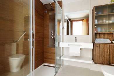 Foto de cuarto de baño principal actual grande con puertas de armario blancas, ducha a ras de suelo, bidé, baldosas y/o azulejos beige, baldosas y/o azulejos de porcelana, paredes marrones, suelo de baldosas de porcelana, lavabo integrado, suelo beige, ducha con puerta corredera y encimeras blancas