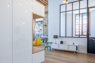 Idées déco pour un grand hall d'entrée contemporain avec tomettes au sol.
