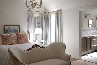 Immagine di una grande camera matrimoniale stile americano con pareti bianche, parquet scuro e pavimento marrone