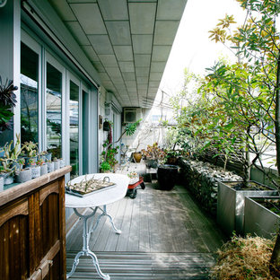 東京23区のアジアンスタイルのおしゃれなデッキ (張り出し屋根) の写真