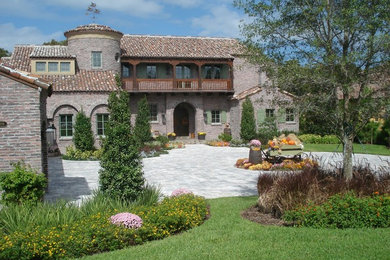 Inspiration for a large traditional full sun front yard stone driveway in Orlando.