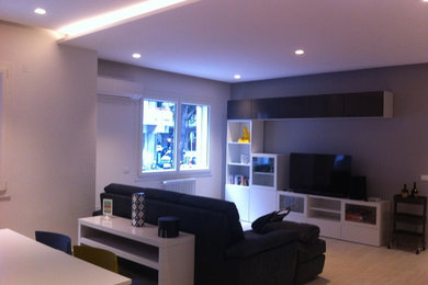 Immagine di un soggiorno moderno di medie dimensioni e aperto con pavimento in gres porcellanato e TV autoportante