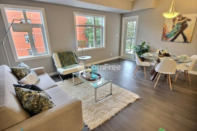 Ejemplo de sala de estar abierta contemporánea pequeña con paredes grises y suelo de madera en tonos medios