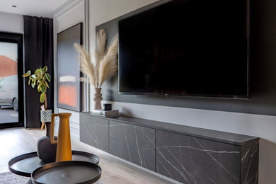 Diseño de despacho moderno pequeño con paredes multicolor, suelo laminado y suelo gris