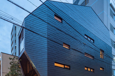 Design ideas for a contemporary home design in Osaka.