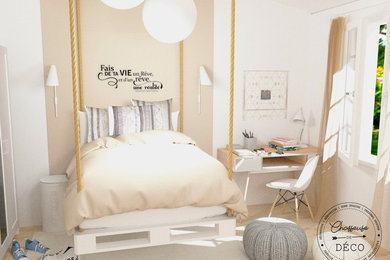 Cette image montre une chambre d'enfant nordique de taille moyenne avec un mur beige et parquet clair.