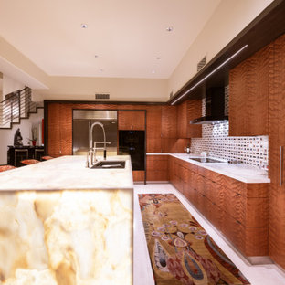 Cette image montre une arrière-cuisine design de taille moyenne avec un placard à porte plane, des portes de placard en bois brun, un plan de travail en onyx, une crédence multicolore, un électroménager en acier inoxydable, un îlot central, un sol blanc et un plan de travail blanc.