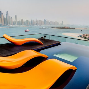 Geräumiger Moderner Infinity-Pool auf dem Dach in rechteckiger Form mit Dielen in London