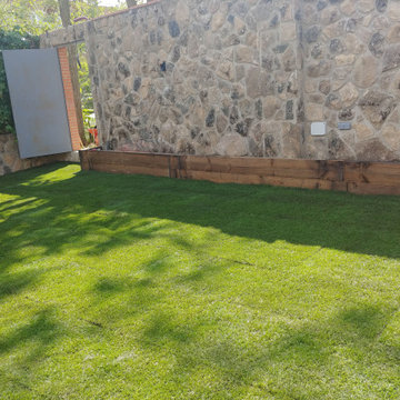 Tepe e instalación de bordura de traviesas de madera tratadas.