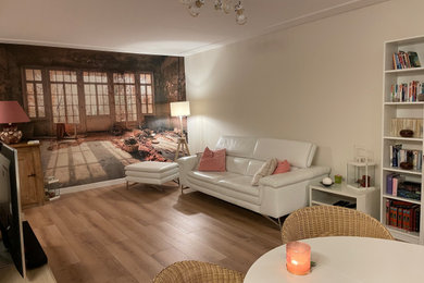 Diseño de salón abierto y blanco y madera nórdico de tamaño medio con paredes blancas, suelo de madera oscura, televisor independiente y suelo marrón