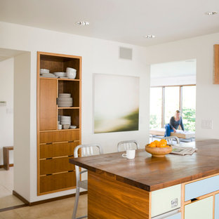 Diseño de cocina moderna con encimera de madera