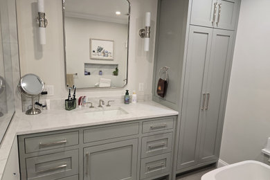 Bathroom - bathroom idea in New York