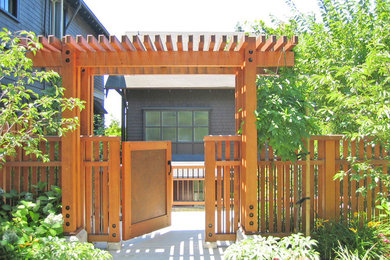 Design ideas for a mid-sized modern front yard landscaping in San Francisco.