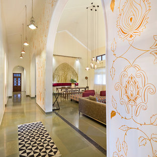 Idéer för att renovera en mellanstor vintage hall, med vita väggar och grått golv