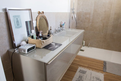Esempio di una stanza da bagno con doccia minimalista con ante a filo e mobile bagno sospeso