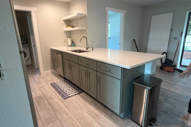 Example of a minimalist home design design in Tampa