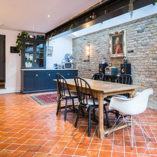 Eklektisches Esszimmer mit weißer Wandfarbe und orangem Boden in London