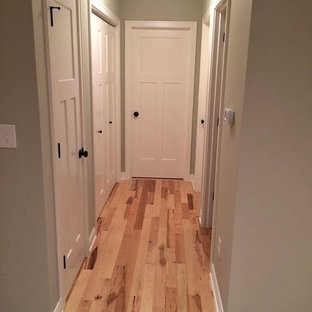 Bild på en liten amerikansk hall, med ljust trägolv