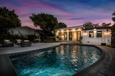 Example of a farmhouse pool design in Los Angeles