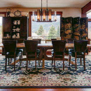 Aménagement d'une grande salle à manger craftsman fermée avec un mur beige et un sol en bois foncé.