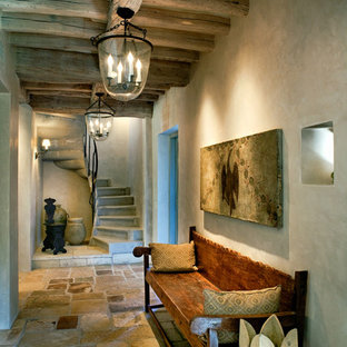 Inspiration för klassiska hallar, med beige väggar och skiffergolv