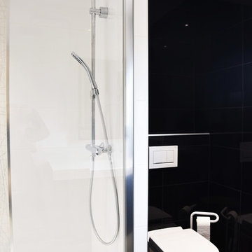 Salle de bains / Noir, blanc & bois