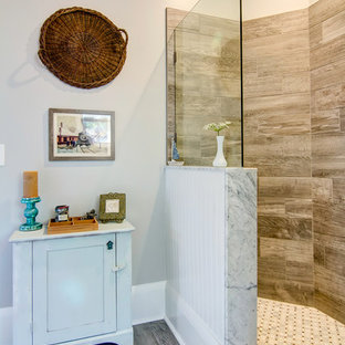 Cette image montre une salle de bain style shabby chic.