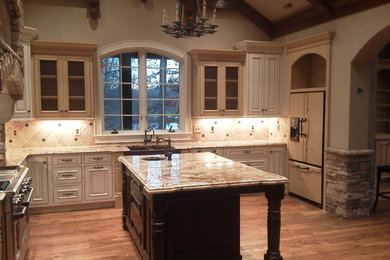 Elegant kitchen photo in Louisville
