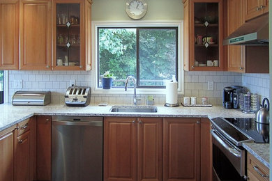 Kitchen - traditional kitchen idea in Vancouver