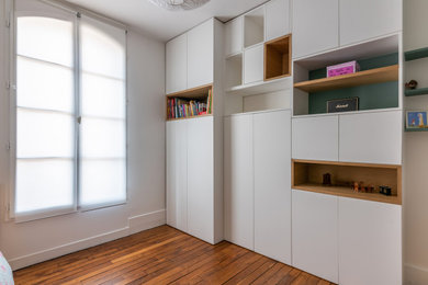 Cette photo montre une chambre d'enfant tendance.