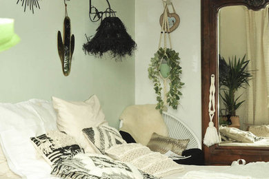 Inspiration pour une chambre d'amis style shabby chic de taille moyenne avec un mur vert, un sol en carrelage de céramique et un sol beige.