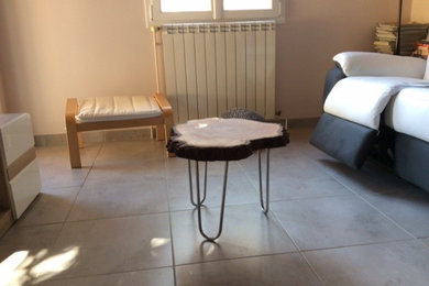 Idées déco pour un salon moderne avec un sol en carrelage de céramique et un sol gris.