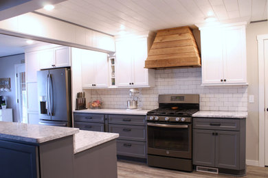 Example of a farmhouse kitchen design in Minneapolis