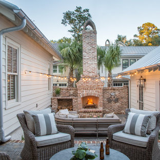 アトランタのカントリー風おしゃれな中庭のテラス (レンガ敷き、日よけなし、屋外暖炉) の写真