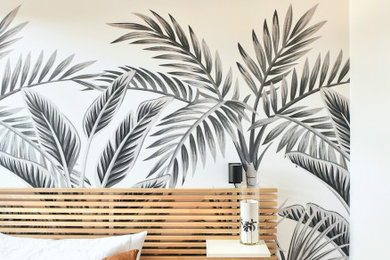 Exemple d'une grande chambre parentale exotique avec un mur blanc et du papier peint.