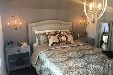Mittelgroßes Stilmix Hauptschlafzimmer mit beiger Wandfarbe und hellem Holzboden in Philadelphia