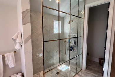 Ejemplo de cuarto de baño principal grande con ducha abierta, baldosas y/o azulejos de mármol y ducha abierta