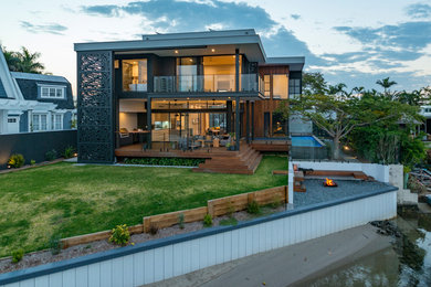 Großes, Zweistöckiges Modernes Einfamilienhaus mit Glasfassade, grauer Fassadenfarbe, Flachdach und Blechdach in Gold Coast - Tweed