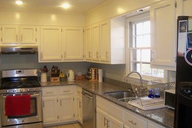 Example of a classic home design design in Atlanta