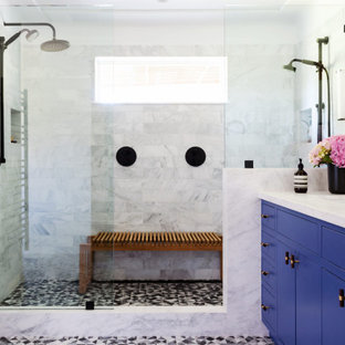 Ispirazione per una stanza da bagno padronale classica di medie dimensioni con ante lisce, zona vasca/doccia separata, WC monopezzo, pavimento con piastrelle a mosaico, lavabo sottopiano, top in quarzo composito, porta doccia a battente, top bianco, un lavabo e mobile bagno incassato