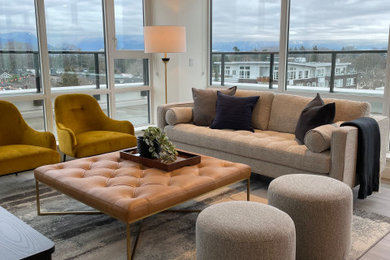 Mittelgroßes, Offenes Retro Wohnzimmer mit weißer Wandfarbe, freistehendem TV und grauem Boden in Vancouver