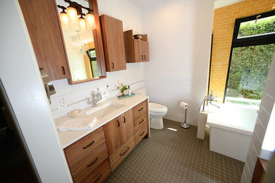 Inspiration for a modern bathroom remodel in Los Angeles