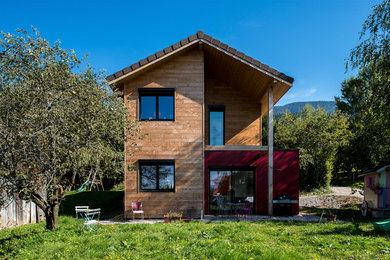 Inspiration pour une façade de maison design à un étage avec un revêtement mixte.