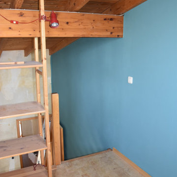 Der blaugrüne Ton auf Mittelwand:  großzügige Raumhöhe von 7,5 m.