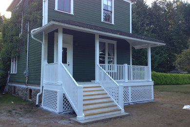 Deck - cottage deck idea in Vancouver
