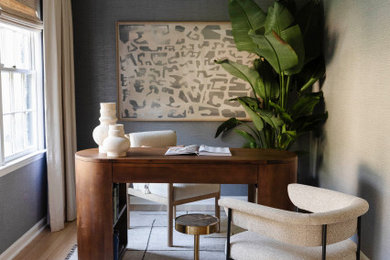 Diseño de despacho actual pequeño con paredes grises, suelo de madera clara, escritorio independiente, suelo amarillo y papel pintado