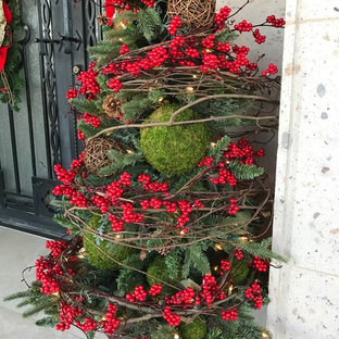 オレンジカウンティのエクレクティックスタイルのおしゃれな家の外観 (漆喰サイディング、ベージュの外壁、寄棟屋根) の写真