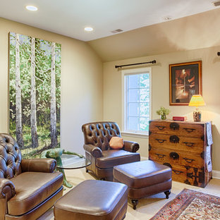 Immagine di una grande camera matrimoniale etnica con pareti grigie, moquette, camino bifacciale e cornice del camino in pietra