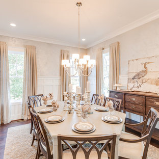 Идея дизайна: большая гостиная-столовая в морском стиле с серебряными стенами и темным паркетным полом