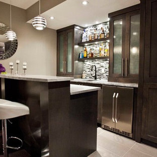 Modelo de sótano tradicional renovado con suelo violeta